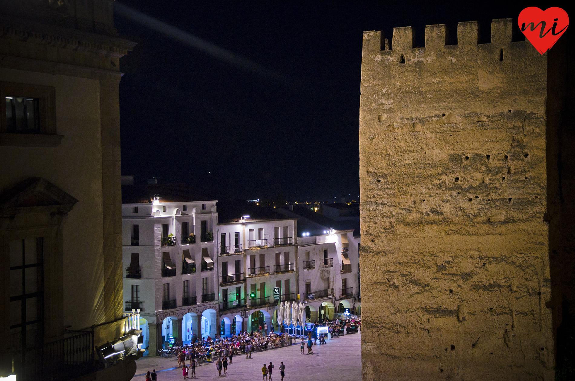 Plaza Mayor entre el Ayuntamiento (izda) y la Torre de la Yerba